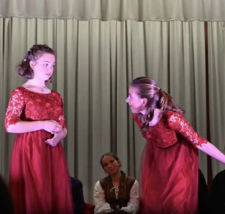 sint-ignatius-eleves-theatre-costumes-rouges